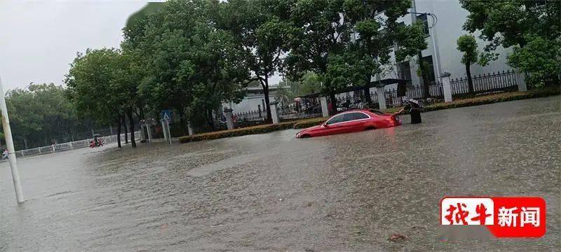连日大雨滂沱,多地出现较深积水!_嵊州