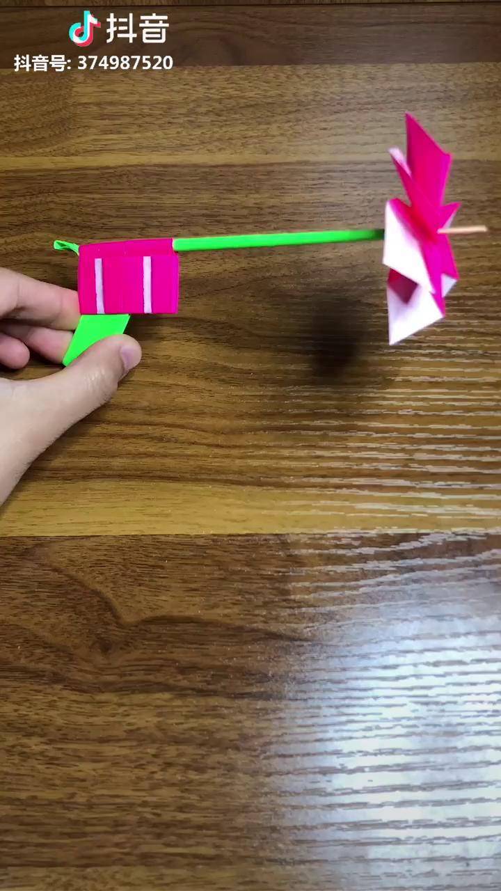 几张纸就可以组合成超酷的吃鸡玩具,做法很简单哦.