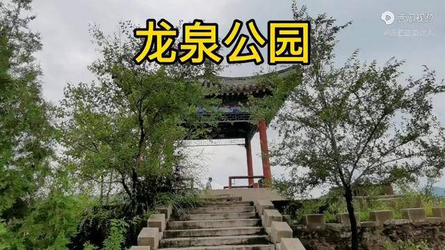 承德市龙泉公园位于大老虎沟口北侧武烈河东岸的山巅之上