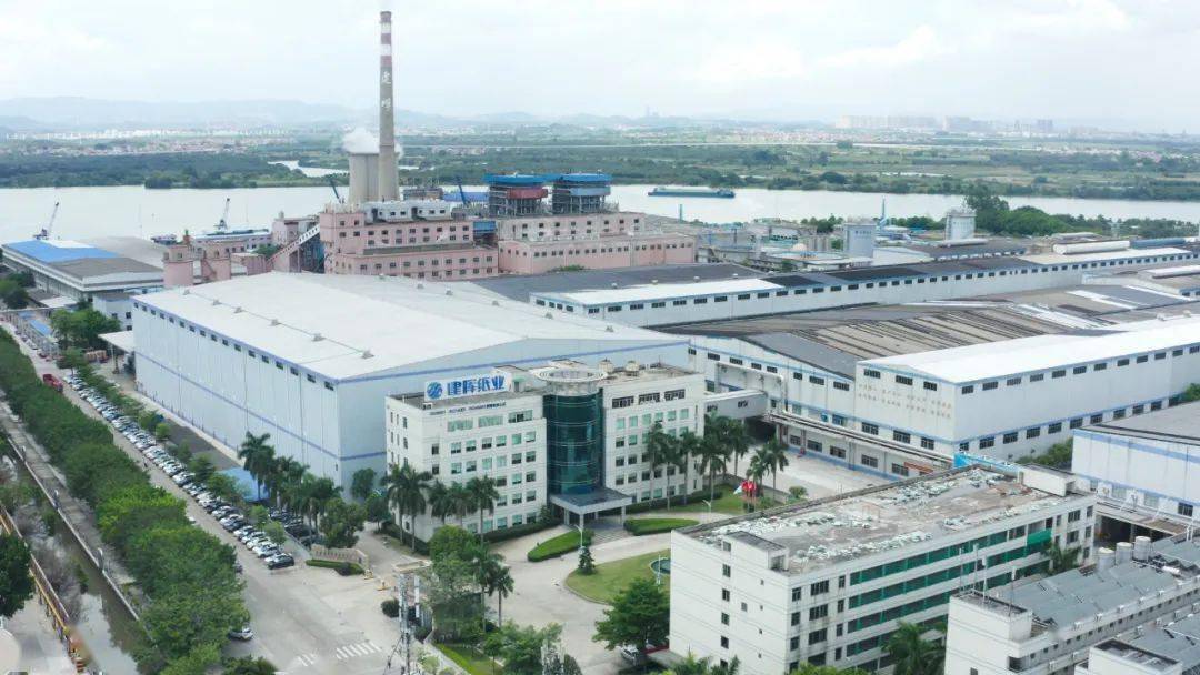 在建晖纸业工厂内,随处可见林德叉车繁忙而有序地进行作业.