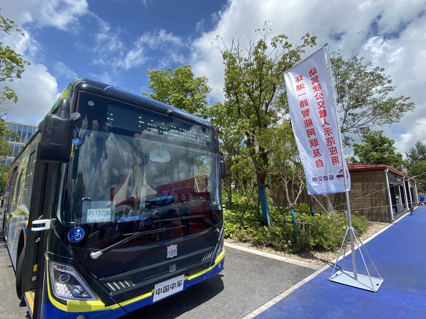 测试|临港智能网联公交启动载人示范：沿滴水湖，线路8.5公里