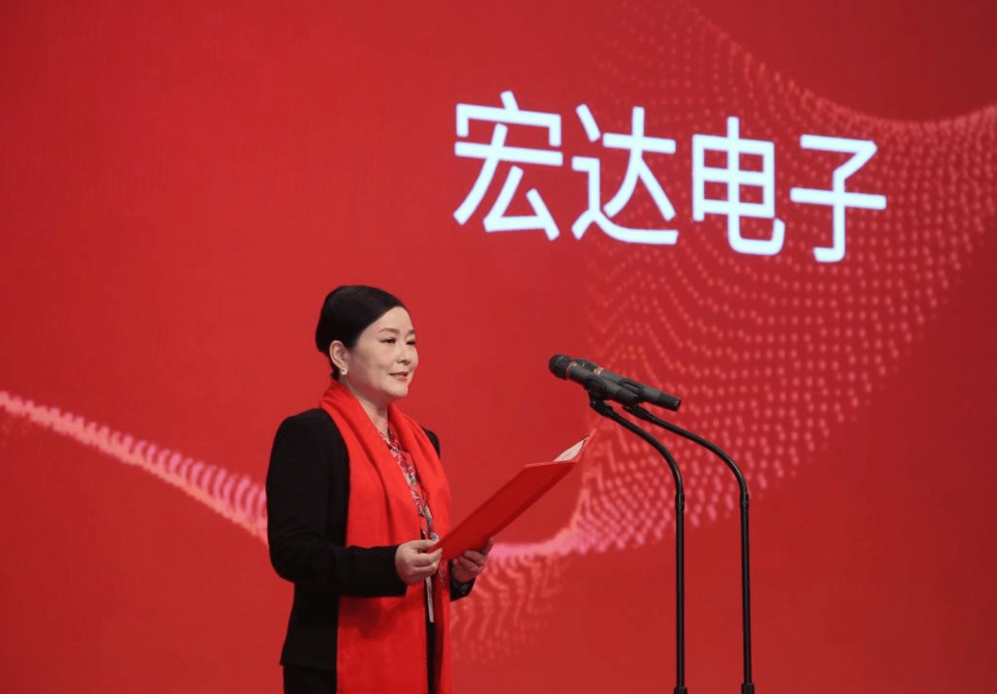 不过,相对于领导者向来保持神秘的作风相反,近年来宏达电子业绩却十分