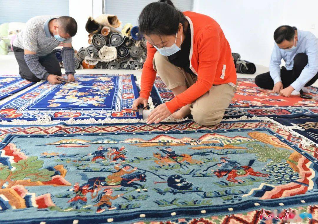 临夏县手工地毯织出新生活