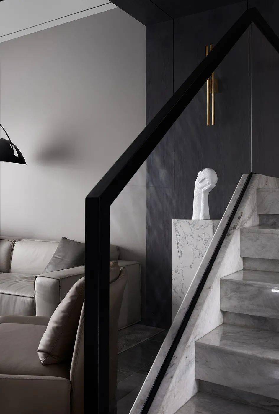 它是非常的冷门,很少出现这个色度的配色,它介于黑色和咖色之间;黑