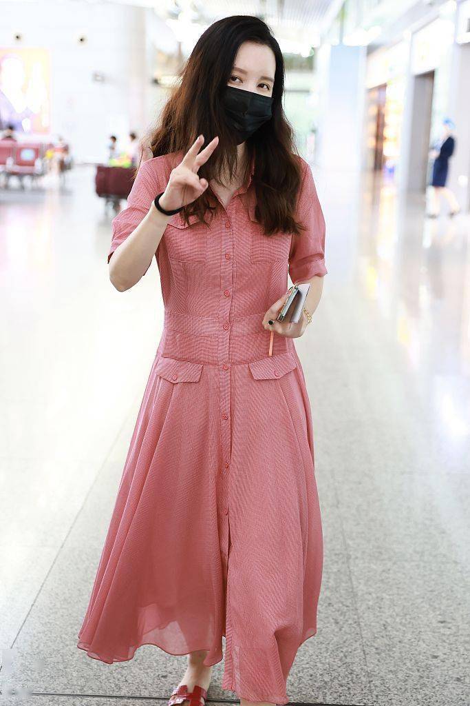廓形|张萌穿粉色衬衫连衣裙 甜美温柔