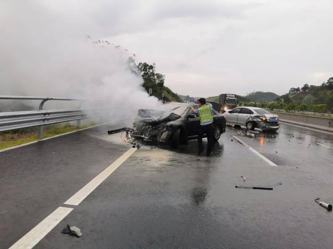 2021年8月份17时30分许,河源市紫金县交警大队三中队民警钟桂带领辅警