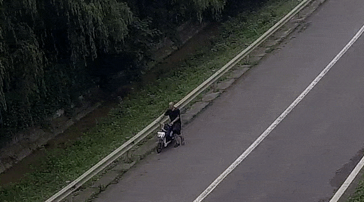 1点多发现一位大叔正在赶鸭子监控巡逻6969看动图请看这位大叔