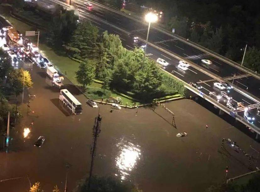 北京暴雨2人駕車涉水被困不幸遇難現場探訪水痕最深處近2米