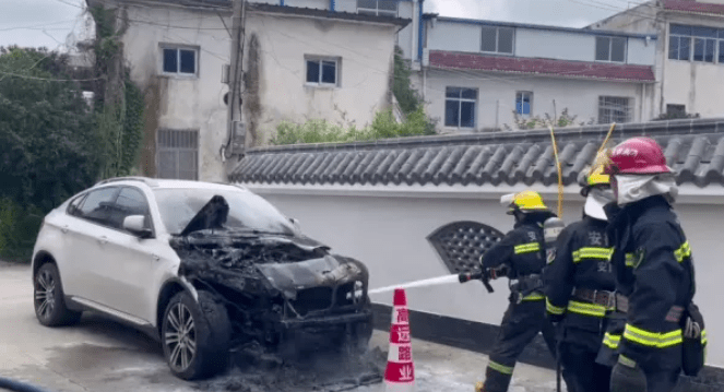 人民西路飛魚網咖附近發生一起意外,一輛停放在路邊的寶馬車突然冒煙