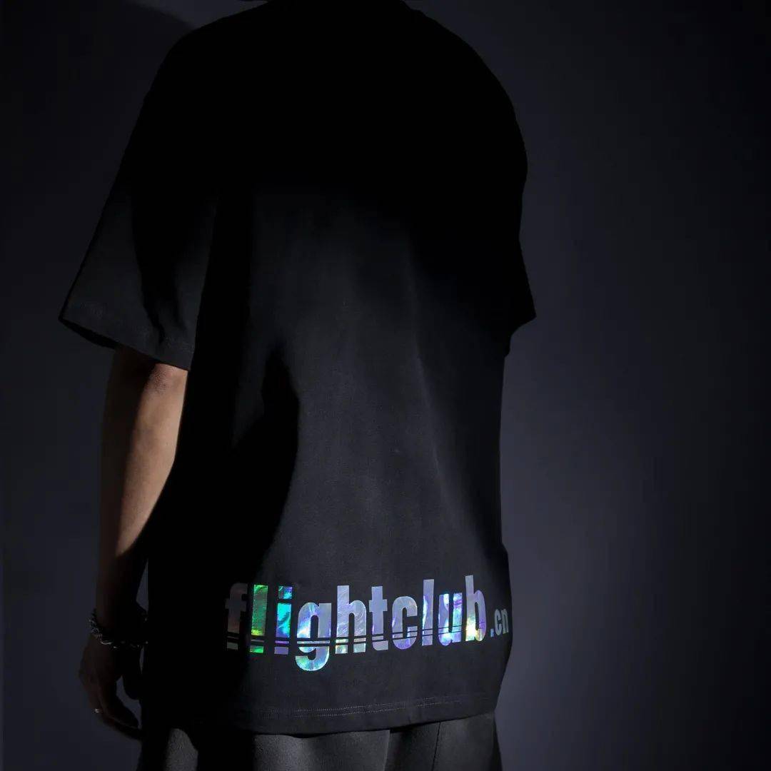 反光|小姐姐上身示范！「FC 八周年纪念 T 恤」炫彩反光超抢眼！