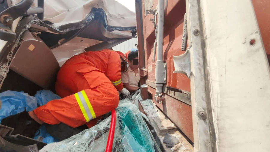 司机被困驾驶室冷藏车车头严重变形撞上另一辆物流货车现场一辆冷藏车