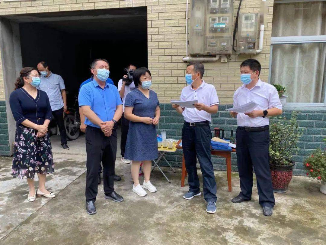 岳兴平赴保康调研时强调把防疫防汛防贫各项举措落实落细落地
