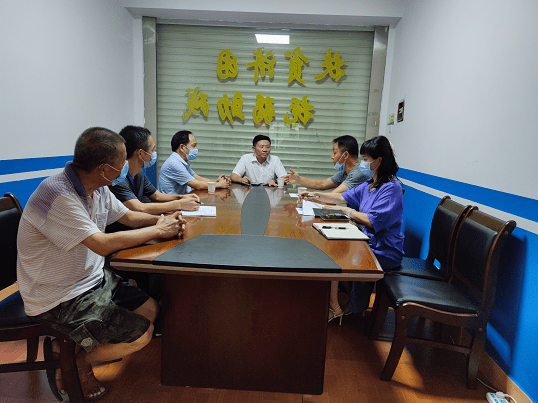 68在人民东路社区,雷树平同志详细询问了联点社区