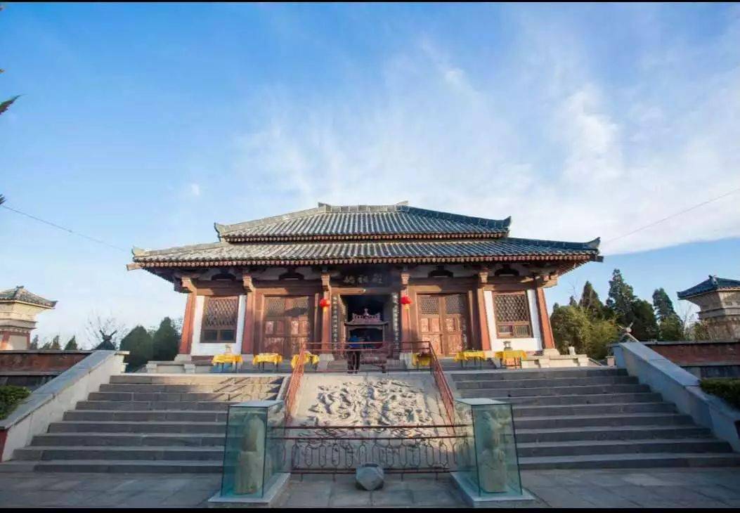 铸鼎原现存唐贞元十七年(公元801年)《轩辕黄帝铸鼎原碑铭》碑一通,它