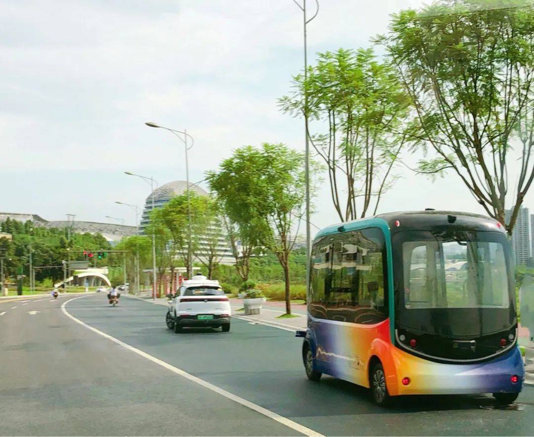 重庆两江新区悦来主干道焕新颜自动驾驶接驳车助力智慧出行