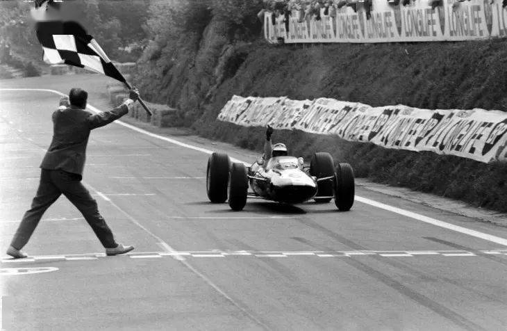 刘雯私服好绝 棋盘格 牛仔裤百搭又显瘦 时尚 全球资讯新闻网