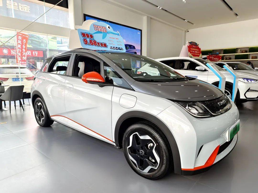 座正中间突起不太高,不会影响搭乘体形,坐椅宽敞配备了3个汽车头枕