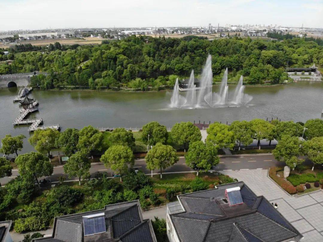 随着“千村美居”工程的推进，常熟的农村粉墙黛瓦、小桥流水、篱笆疏影