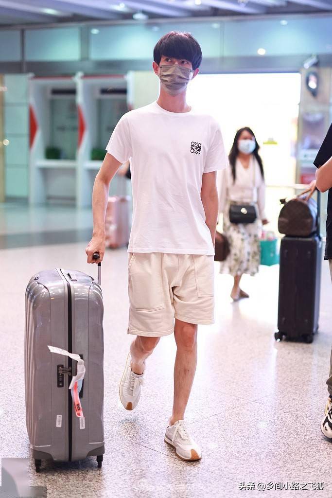 于朦胧新剧杀青后现身 顺毛配白色系穿搭柔和呆萌