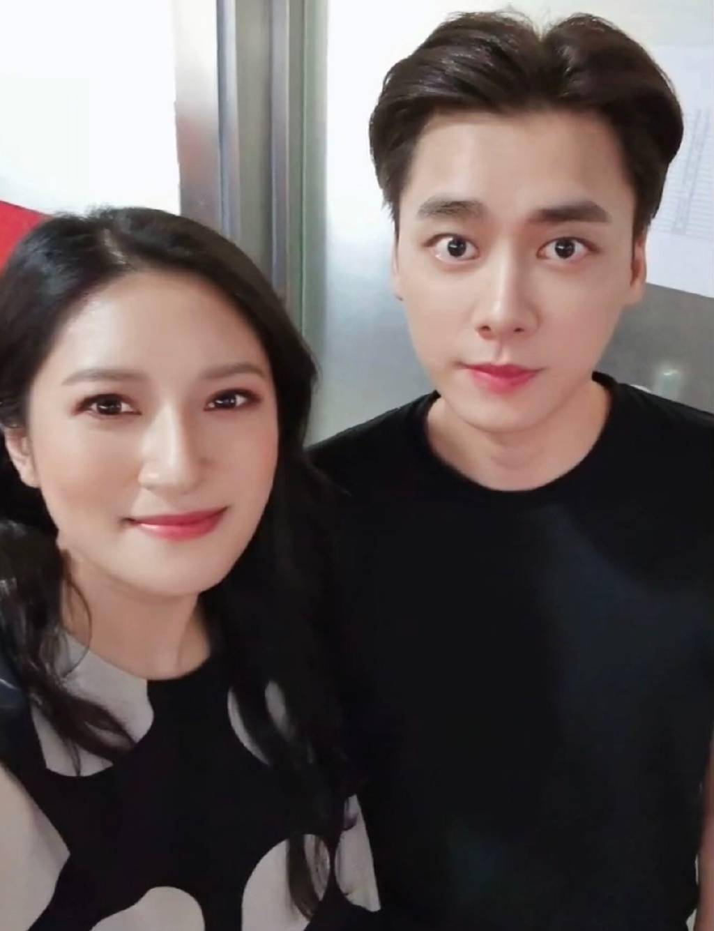 网友分享与李易峰合照 事实证明帅哥不需要美颜