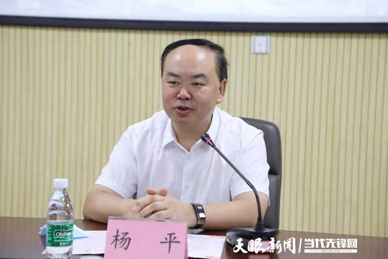 杨平代表安顺市委,市政府向安顺市妇幼保健院全体医务工作者致以节日