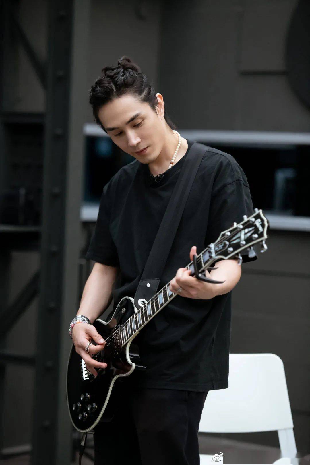 从小在美国长大,2002年在韩国以男团身份出道的李承铉,果然一出手就大