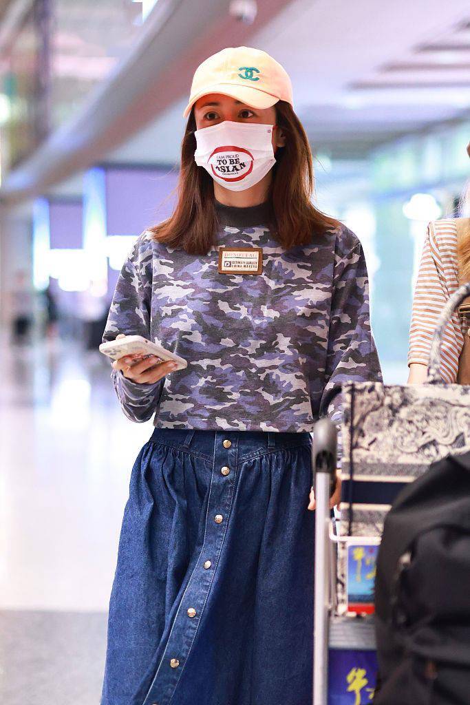 Not|刘芸穿迷彩T恤牛仔半裙 头戴棒球帽温婉文艺