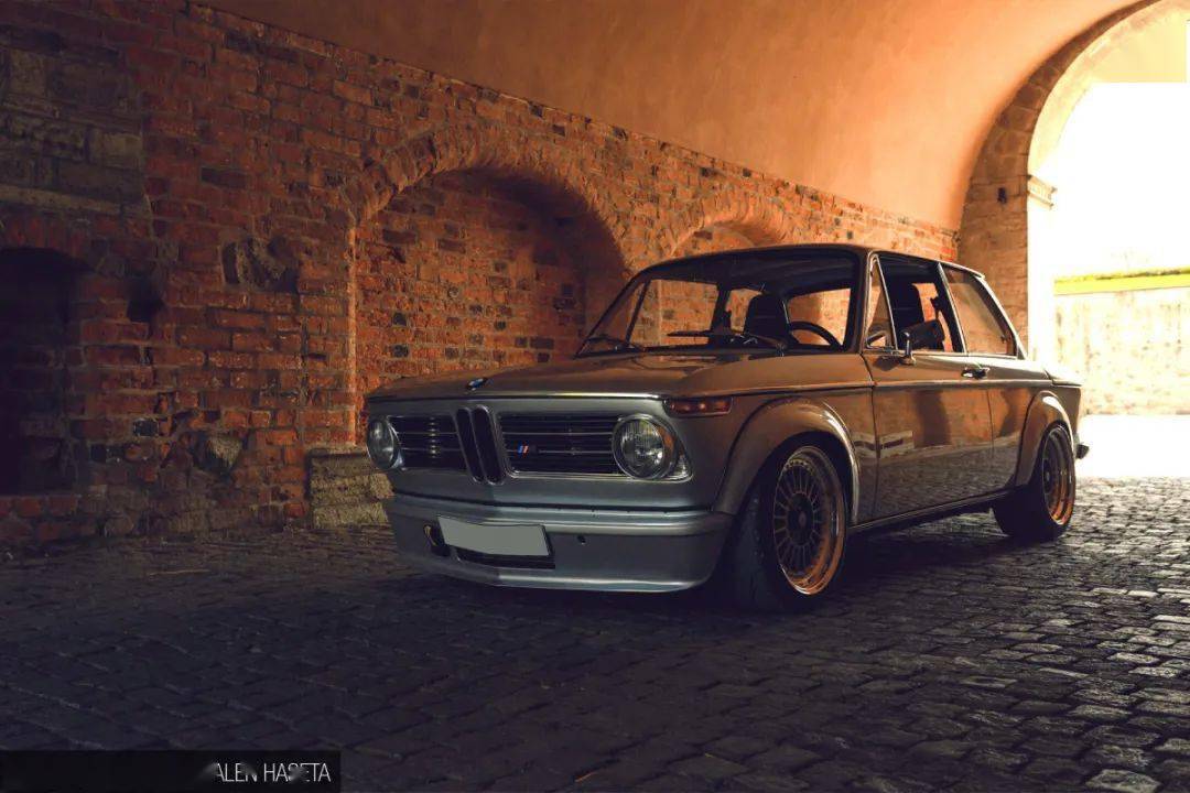 在1995年,当magnus终于通过他的驾照考试时,拥有自己的汽车并将其改装