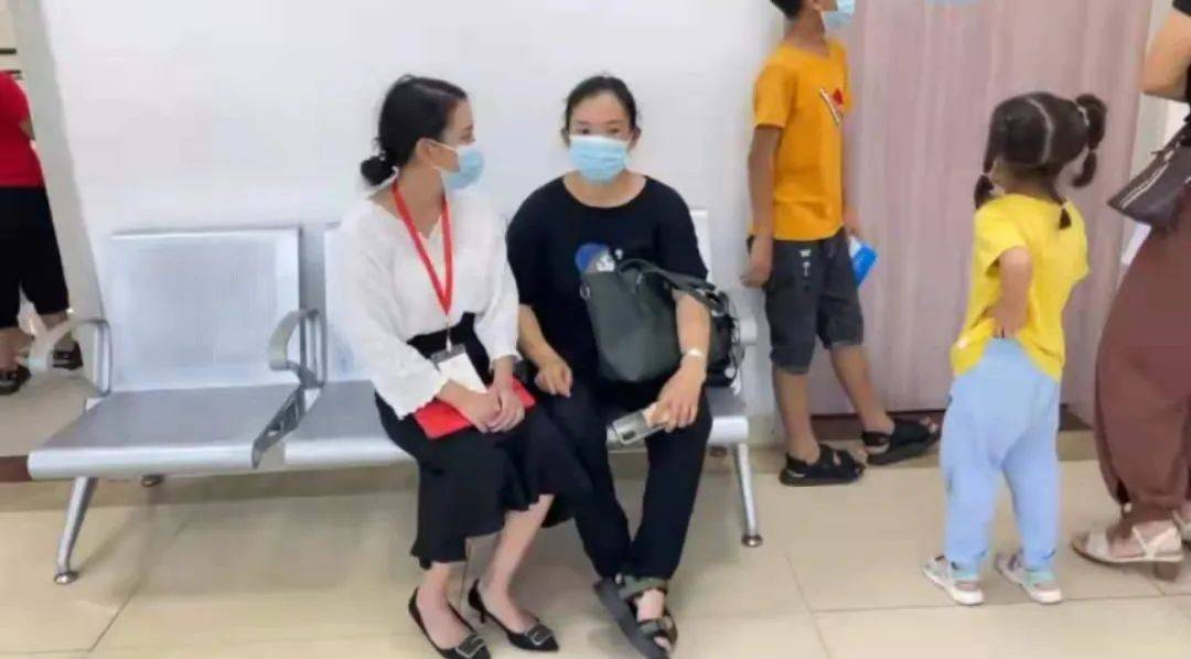 家属|医院陪诊员：见证痛苦和亲情