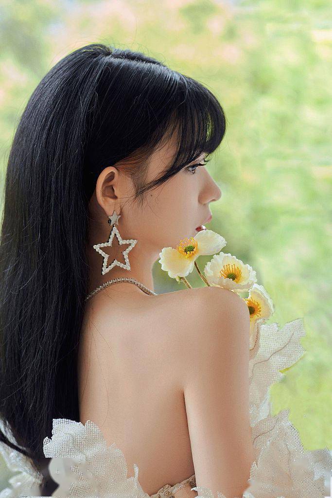 双眸|赖美云蕾丝花边礼服大秀精致锁骨 倚窗远眺双眸动人氛围感十足