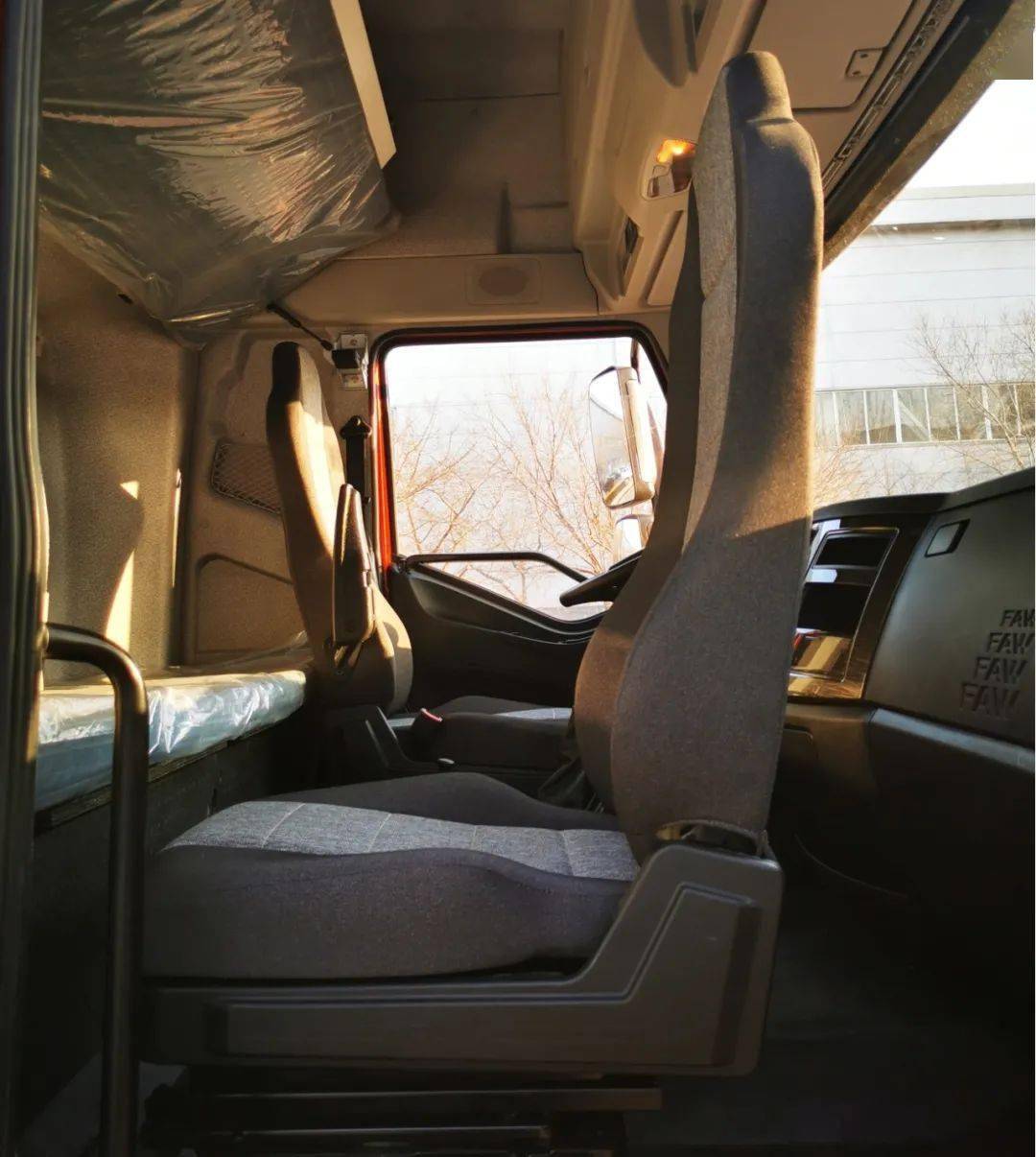 解放j6l尊享版载货新车来了260马力自动挡12米宽卧铺还是平地板咋样