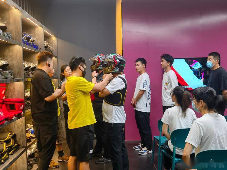 潍坊交警邀请网友体验极速驾驶 现场感受“一盔一带”重要性