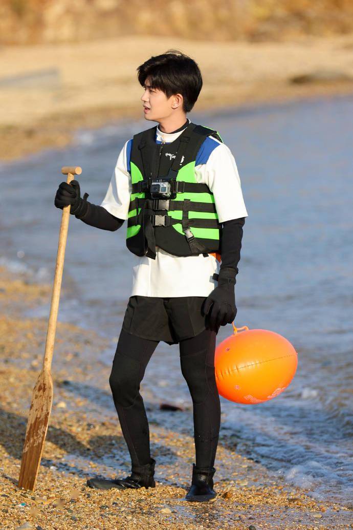 勇敢超超,不怕困难!青岛长大的任嘉伦更博纪念旱鸭子第一次下海游泳