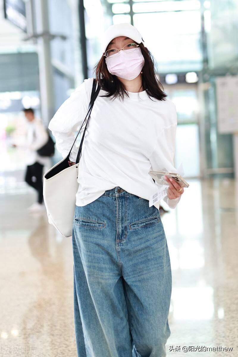 街拍雎晓雯白色长袖tee阔服牛仔裤棒球帽清爽随性