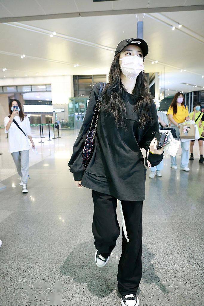 黑色|徐璐穿全黑套装又甜又飒 开心比耶和粉丝亲切互动