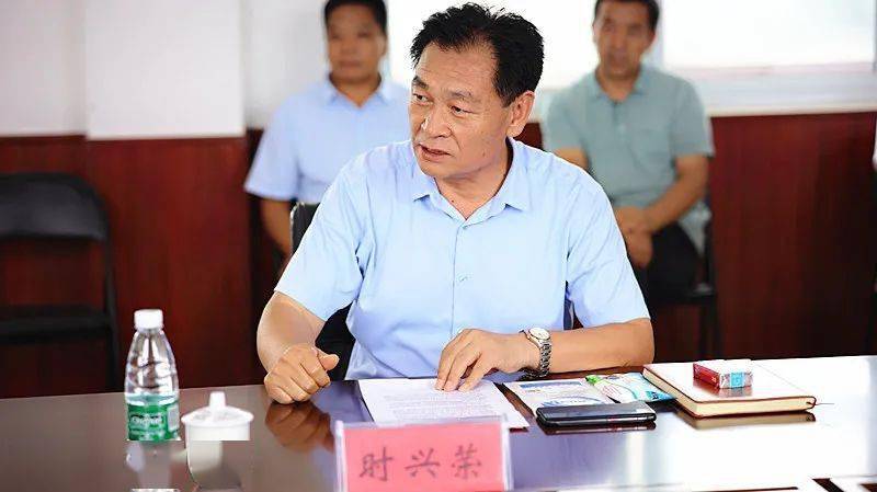 之后,大家在时庄村党支部书记时兴荣的引领下,冒酷暑,绕村庄,步行五