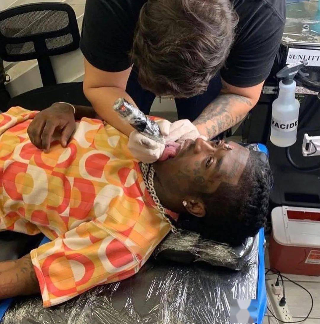 uzi还真不愧是"二次元"的重度爱好者,连纹身