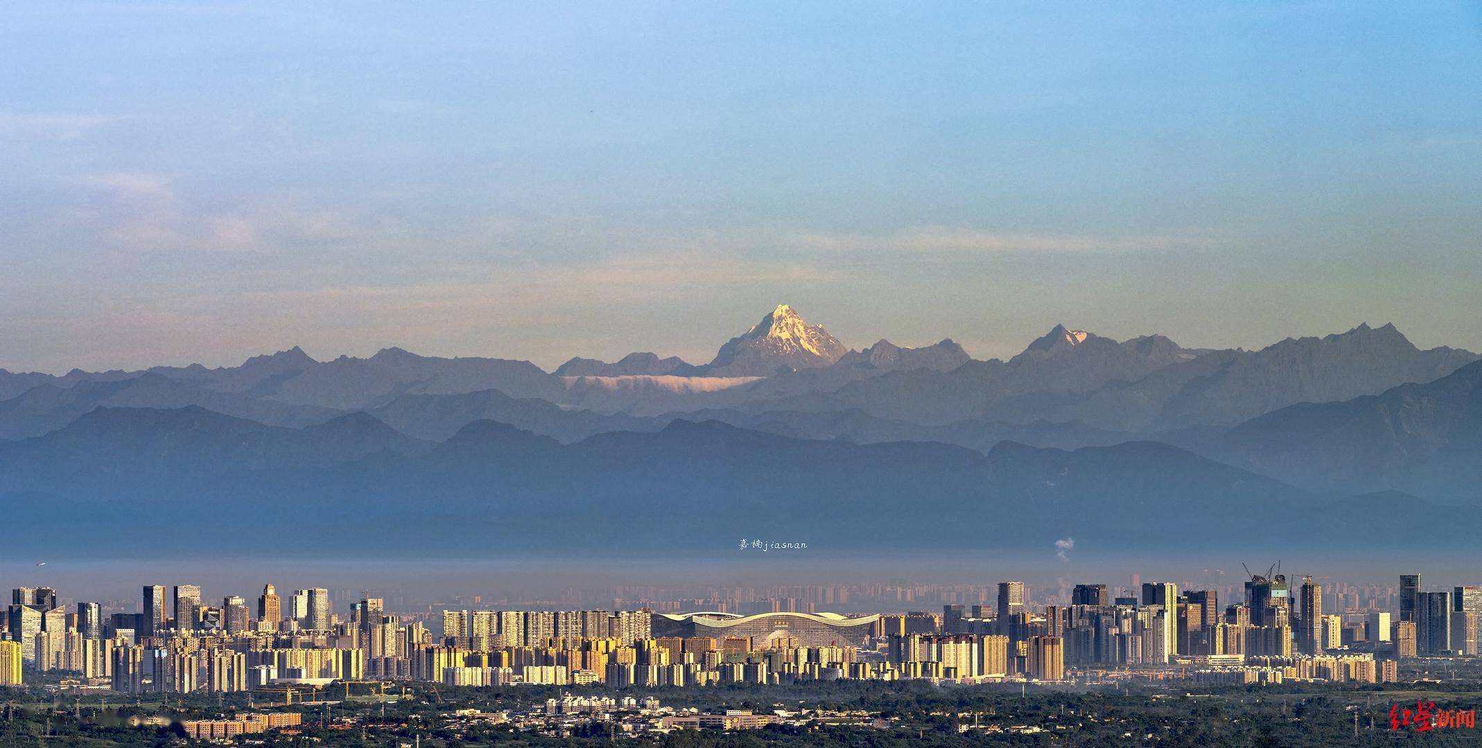 成都雪山 全景图片