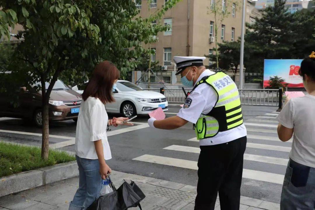 組團通行二次等候長春交警支招教您文明過馬路