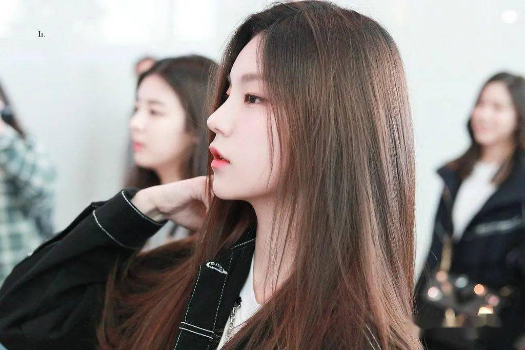 侧脸曲线真的非常漂亮的这位女团爱豆真是完美的艺术