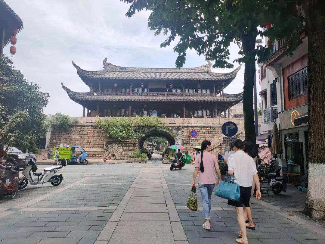 那一头还是公安路,但谯楼前已被拦腰派生出一条小路叫鼓楼街