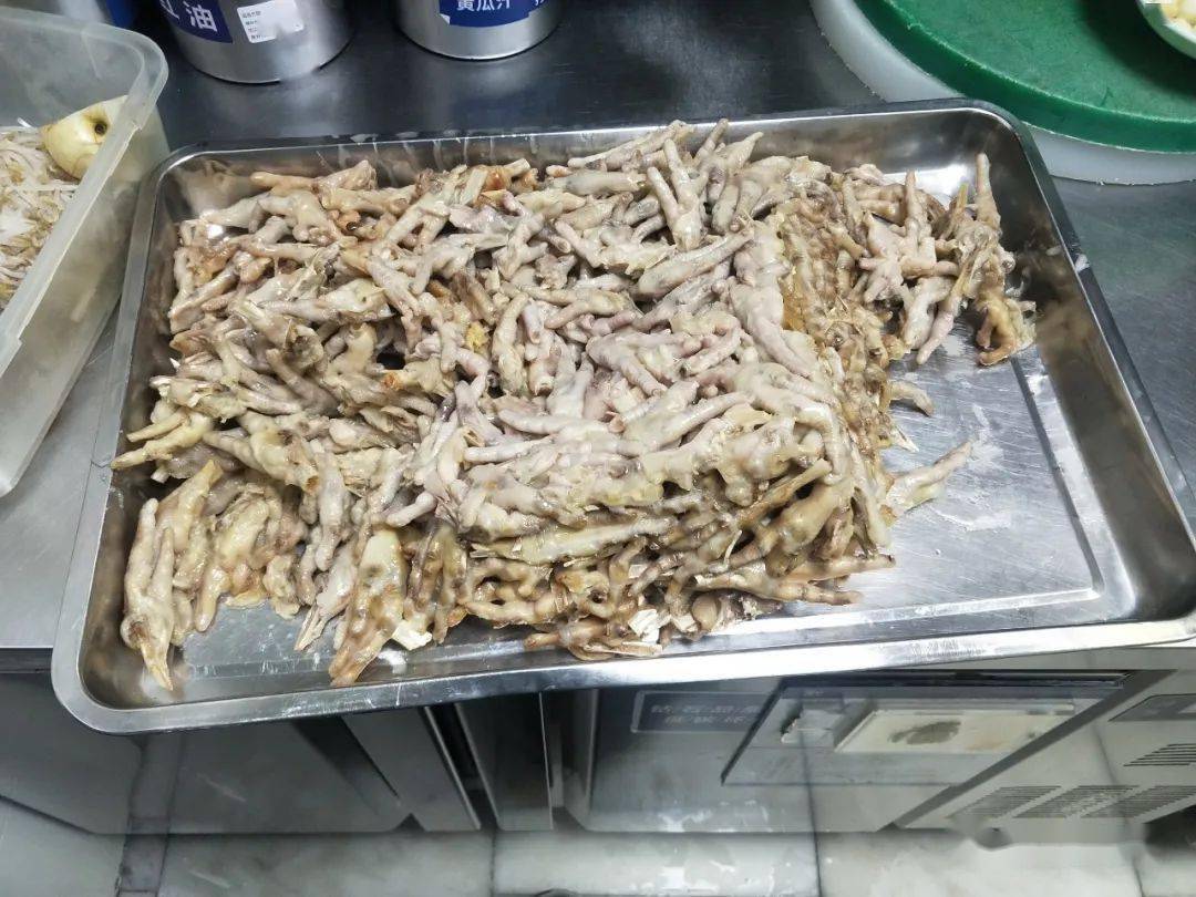 胖哥俩肉蟹煲：大量使用过期食材 隔夜死蟹充当活蟹卖(图4)