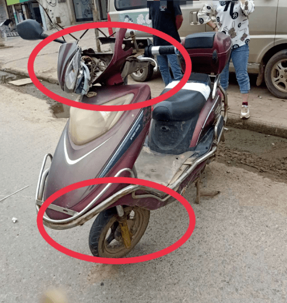 乐平市接渡镇袁家亭发生一起交通事故双方车辆零件散落一地