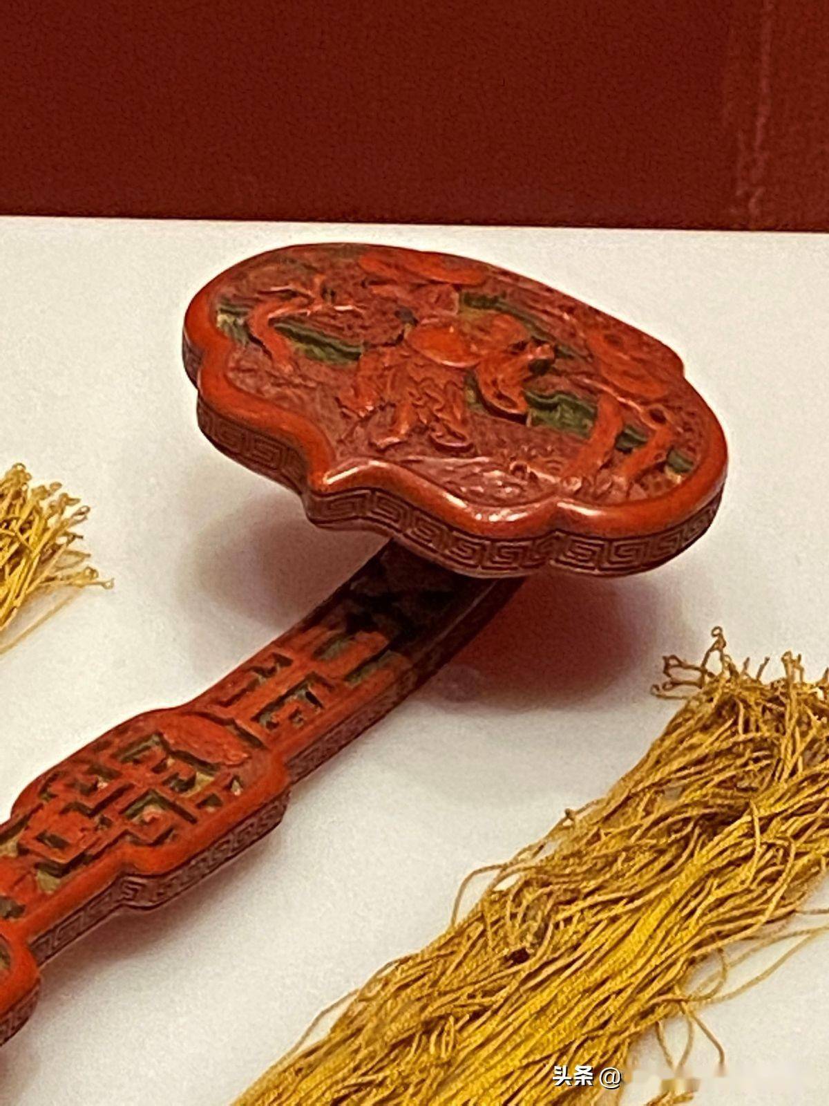 故宫漆器:剔彩八仙祝寿图如意