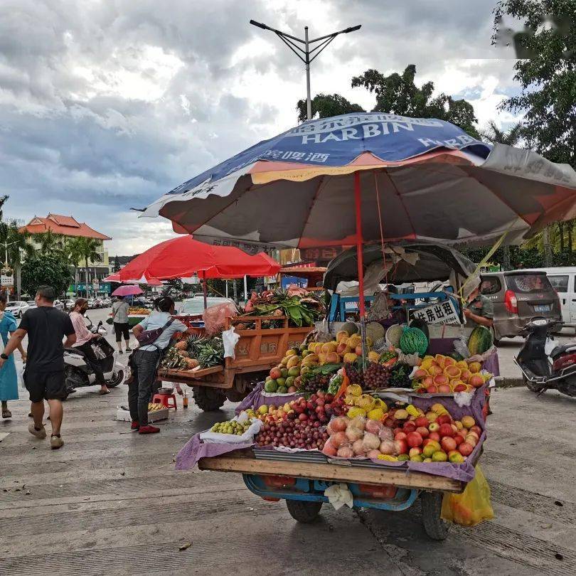 金都商贸城移动摊贩来回穿梭曼它拉路洗手台下垃圾乱扔当前勐腊县爱国