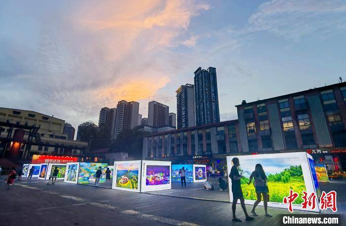 风华正茂四川新风景摄影作品展吸引千余成都市民