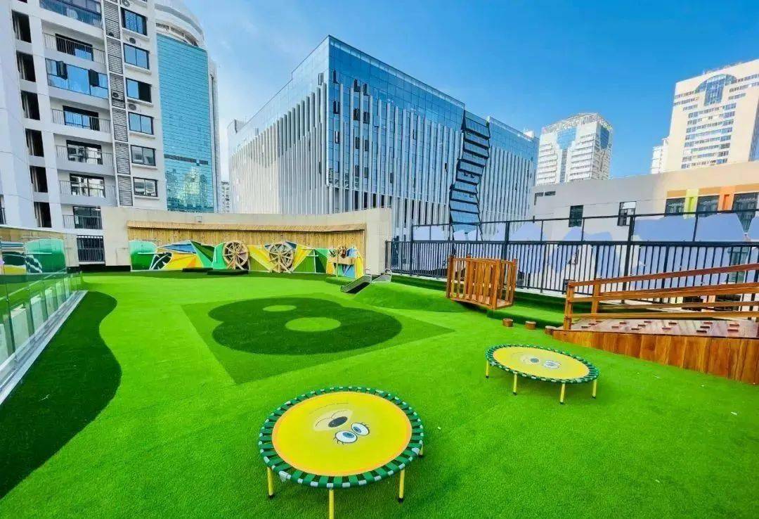 在有限的空间里,幼儿园创设出了"快乐游戏"新天地,结合了"乐.