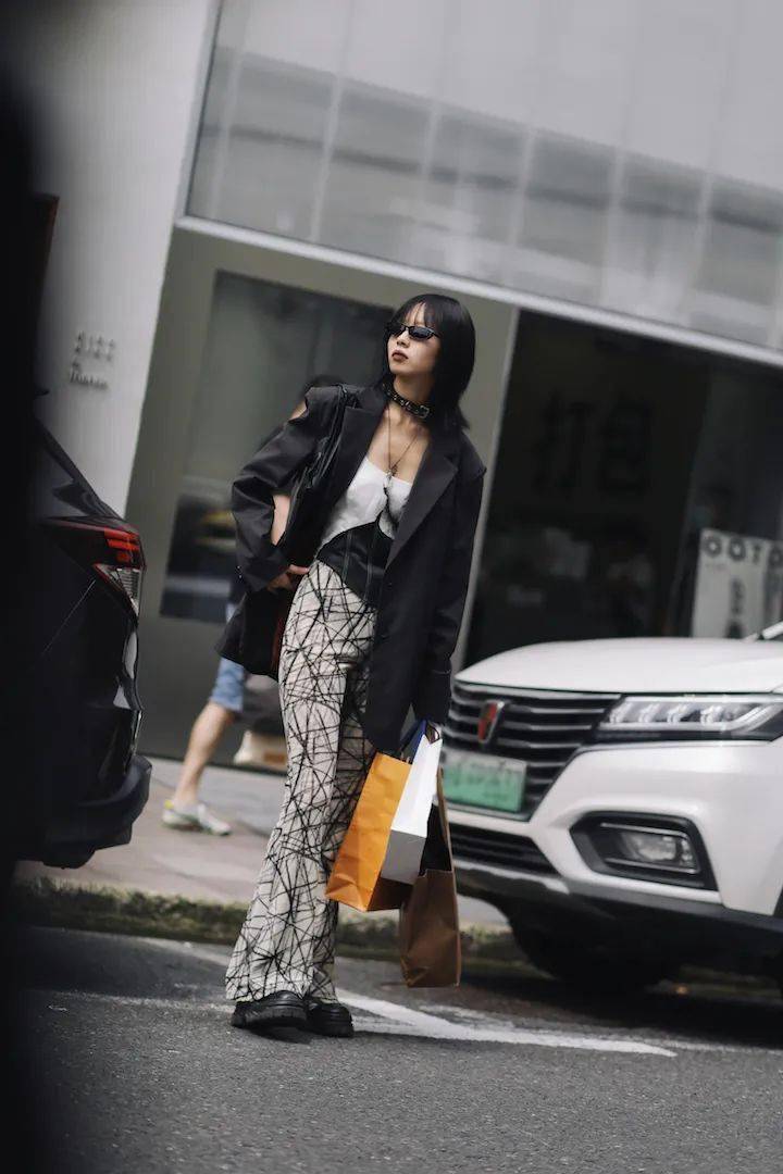 什么|换季穿什么？进来抄年轻人的答案