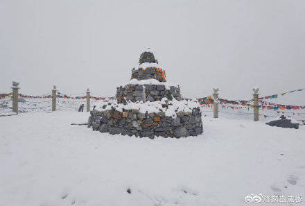 四川|达古冰川迎来初秋第一场雪