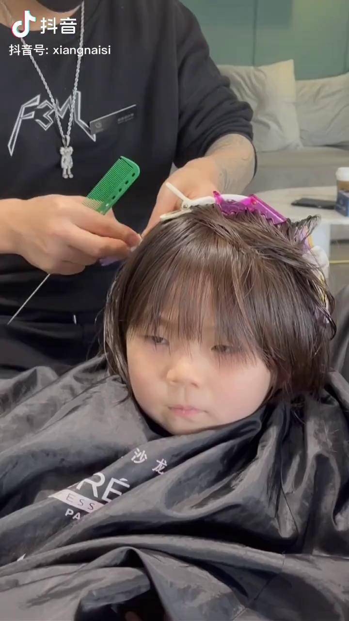 5岁小女孩烫头发图片